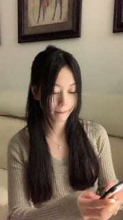 颜值区女神！外表文静很漂亮！给大家小露一波，撩起衣服贫乳，换装衬衣，半脱下内裤性感美臀